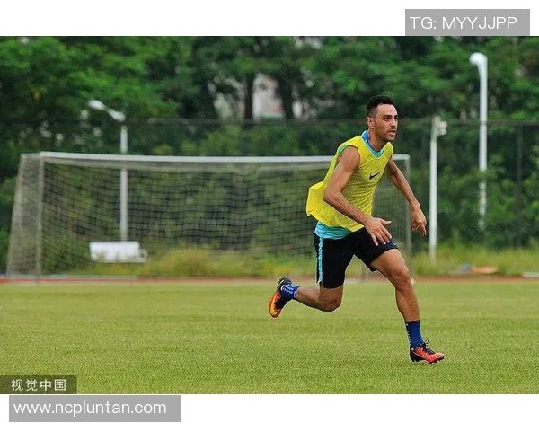 上海足球队以68分领跑大师赛积分榜展现强劲实力