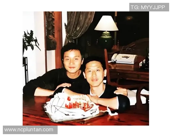 张国荣与足球明星亲密合影展现偶像魅力与运动精神的完美结合 张国荣与足球明星亲密合影展现偶像魅力与运动精神的完美结合