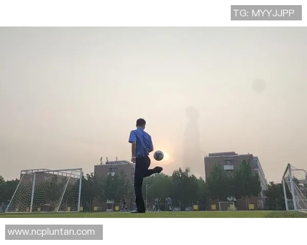 足球明星的日常生活揭秘从晨练到晚宴的精彩瞬间与背后的辛勤付出