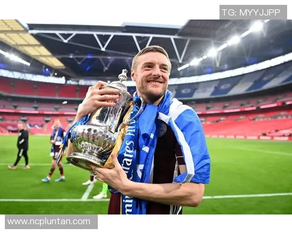 足球明星R10的传奇人生与足球世界的辉煌成就揭秘 足球明星R10的传奇人生与足球世界的辉煌成就揭秘