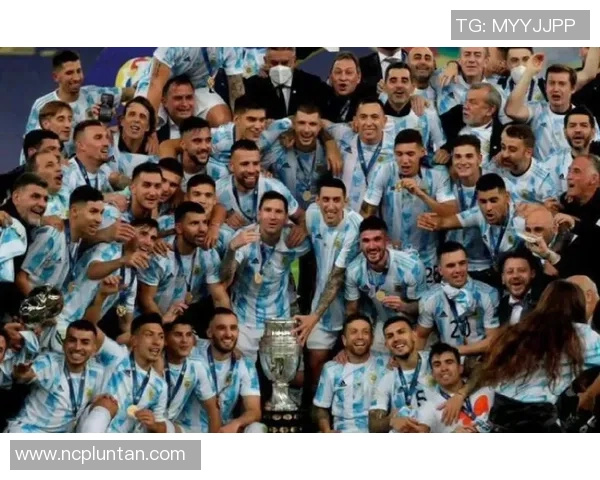 足球明星11号现役球员的辉煌历程与赛场表现分析